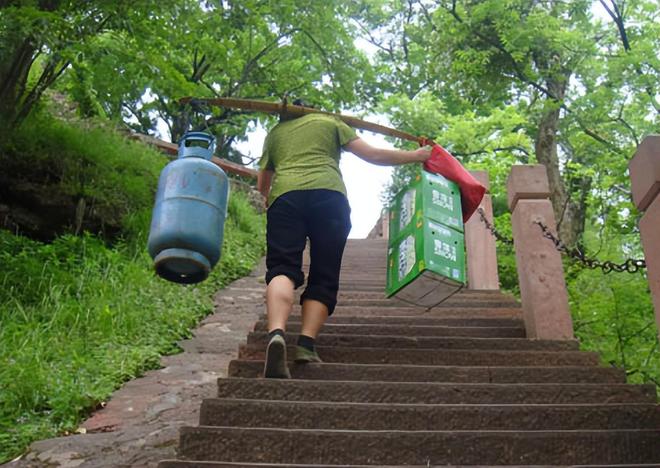 明博体育APP挑山19年送龙凤胎进重点大学被央视称赞全村却骂“坏女人”(图15)