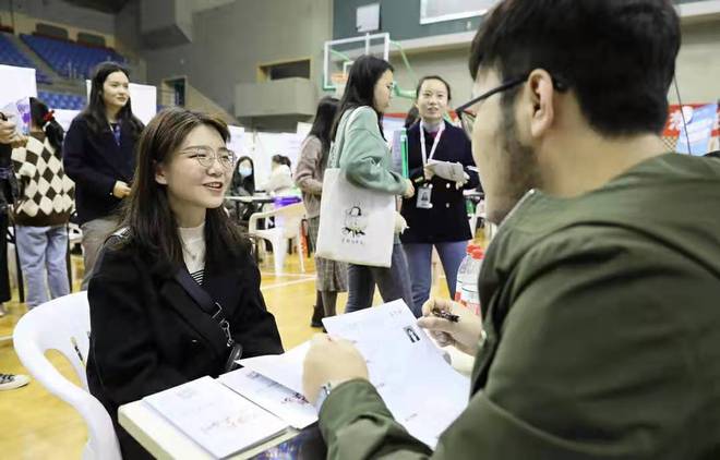 明博体育下载张雪峰老师喊话：女生选择这四个专业将来就业“躺赢”(图3)