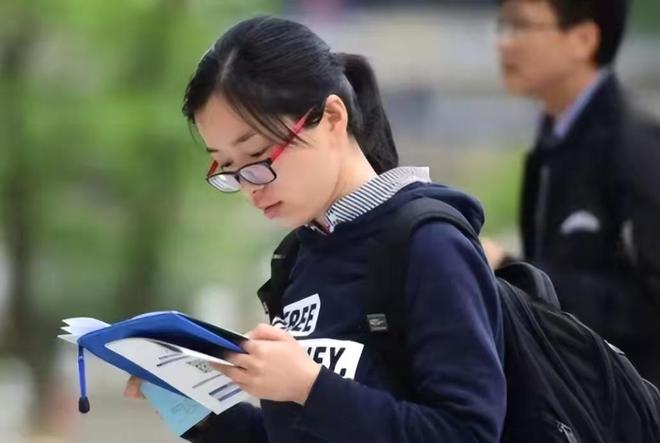 最容易拿到“铁饭明博体育网址碗”的十大专业：法学位居第二金融学榜上有名(图4)