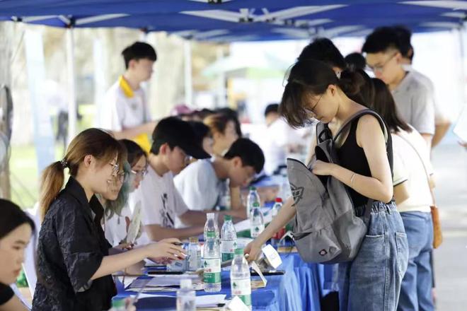 明博体育网址今年严重过热的8个专业盲目报考的学生毕业即失业(图2)